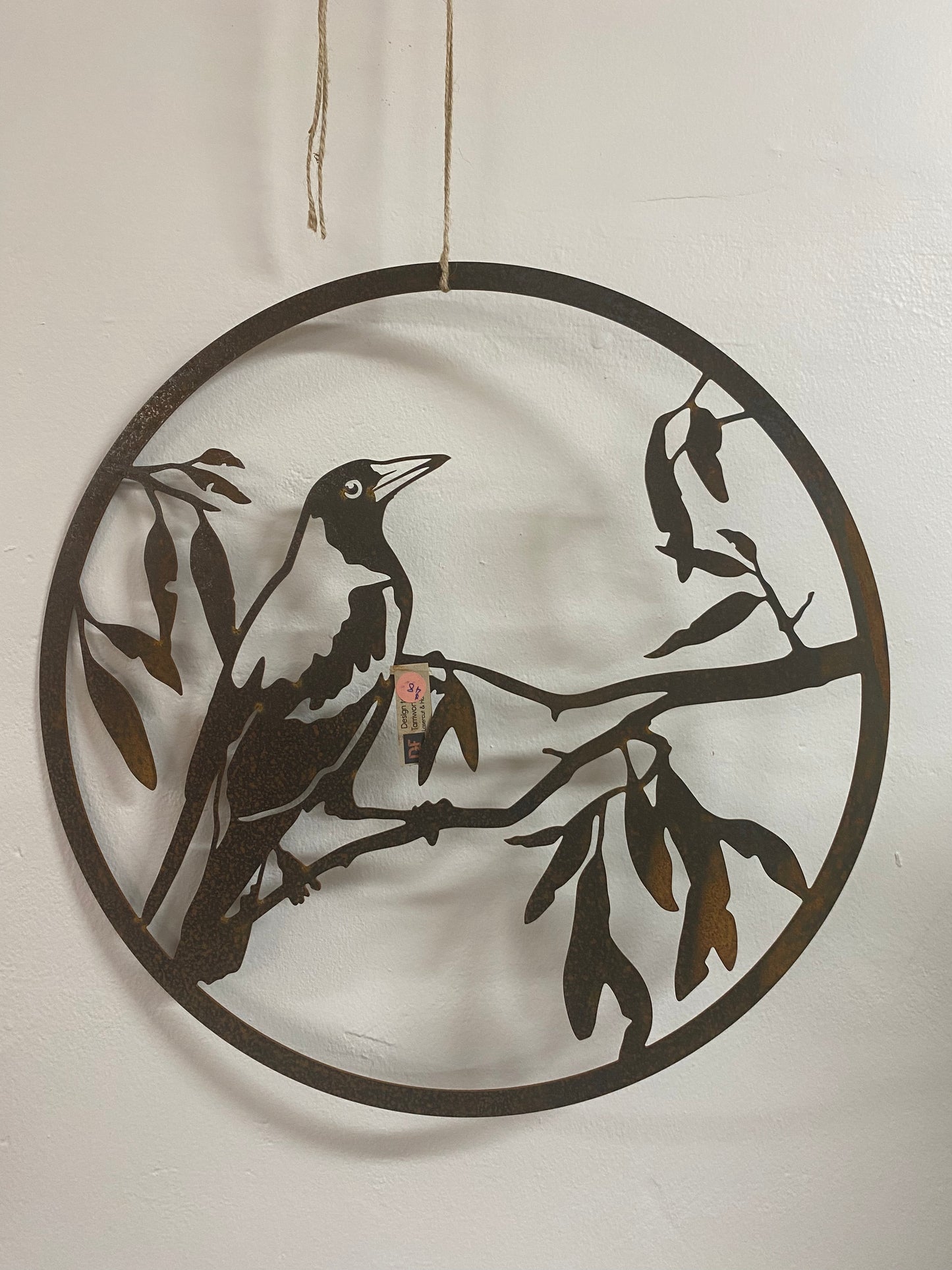 40cm Circle with Magpie